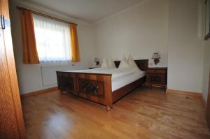 レオガングにあるAppartement Seiwaldのベッドルーム1室(白い枕のベッド1台、窓付)