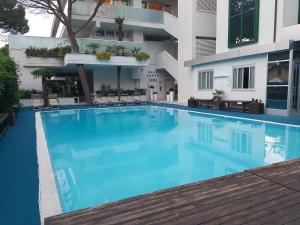 an empty swimming pool in front of a building at Hotel Sorriso in Milano Marittima