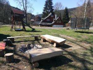 een park met een speeltuin met een vuurplaats bij Sedmikráska in Horní Maršov