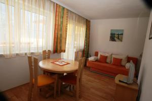 uma sala de estar com uma mesa e um sofá em Appartementhaus Goritschnig em Flattach