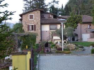a house with a garden in front of it at B&B Podere Montese in Villafranca in Lunigiana
