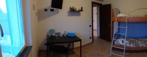 um quarto com uma mesa e um beliche em B&B Podere Montese em Villafranca in Lunigiana