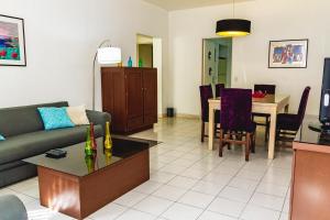 ein Wohnzimmer mit einem Sofa und einem Tisch in der Unterkunft Minerva Apartments in Guadalajara