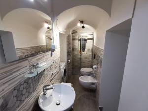 uma casa de banho com 2 lavatórios e 2 WC em Two Rooms Bellini em Catânia