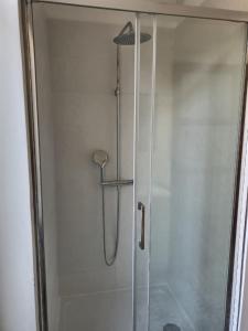 アンティーブにあるCharming Appartement IIのバスルーム(ガラスドア付きのシャワー付)