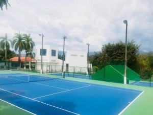 Tenis alebo squash v ubytovaní Casa Hacienda La Estancia piscina privada alebo jeho okolí