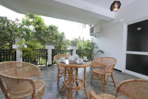 Un balcón o terraza en L&D Stay Inn
