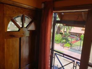 an open door with a view of a courtyard at Complejo La Naranjita in Rosario