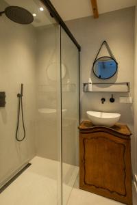 een badkamer met een wastafel en een glazen douche bij Studio Haarlemenmeer in Cruquius