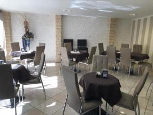 a dining room with tables and chairs in a room at B&B Ramses in Uta