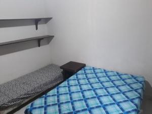 een stapelbed in een kamer met een plank bij CASA ESPAÇOSA 4 DORMITÓRIOS A 150M DA PRAIA DA MARANDUBA / UBATUBA in Ubatuba