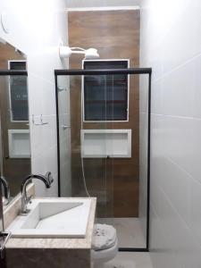 een badkamer met wastafel en toilet bij CASA ESPAÇOSA 4 DORMITÓRIOS A 150M DA PRAIA DA MARANDUBA / UBATUBA in Ubatuba