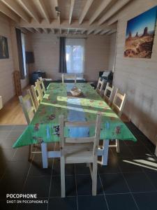 een eetkamer met een tafel en stoelen bij Gezellige chalet in Hoge Venen in Uberweywertz