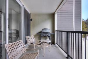 balkon z krzesłami, stołem i sprzętem do grillowania w obiekcie 2092 The Pines Condo w mieście Keystone +27 zdjęć