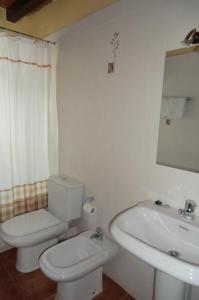 un bagno bianco con un water e un lavandino di Pension Malida a Casau