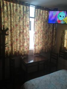 TV a/nebo společenská místnost v ubytování Mini Departamento Tambo Huascar 2 + 4 fotografie