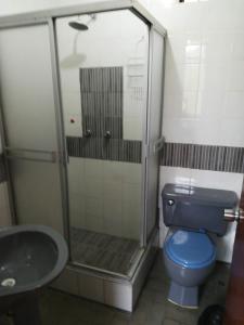 y baño con ducha, aseo y lavamanos. en Mini Departamento Tambo Huascar 2, en Lima