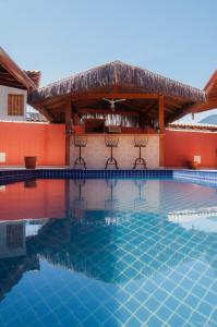 een zwembad bij het resort bij Suítes Yamamoto Ilhabela in Ilhabela