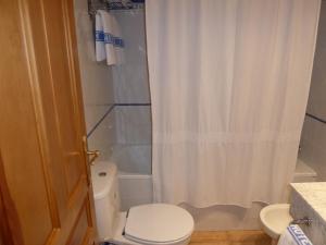 Koupelna v ubytování Apartahotel Faure + 37 fotografií