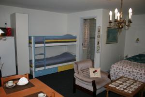 ein Wohnzimmer mit einem Bett und Etagenbetten in der Unterkunft Bed and Breakfast Nustrup in Vojens