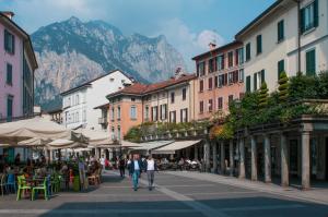 a group of people walking down a street with buildings at LA CASA DI GLADYS in Lecco
