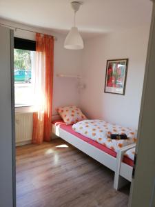 um pequeno quarto com uma cama e uma janela em Ferienwohnung Waldeck am Edersee em Waldeck