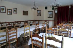 una sala da pranzo con un lungo tavolo e sedie di Pension Malida a Casau Altre 22 foto
