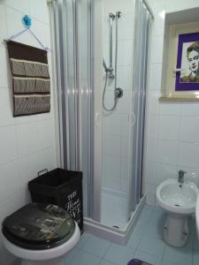ein Bad mit einer Dusche, einem WC und einem Waschbecken in der Unterkunft FRIDA B&B in Massafra
