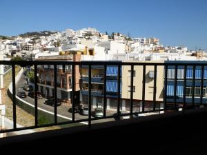 d'un balcon offrant une vue sur la ville. dans l'établissement Pensión Restaurante Páramo, à La Herradura
