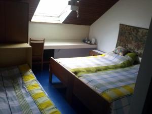 
Ein Bett oder Betten in einem Zimmer der Unterkunft Forellenhof Hotel de la Truite
