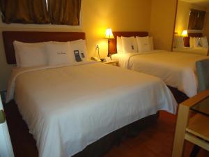Postel nebo postele na pokoji v ubytování Bayside Inn & Waterfront Suites