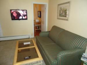 TV a/nebo společenská místnost v ubytování Bayside Inn & Waterfront Suites