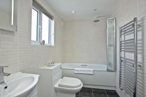 un bagno bianco con un water e un lavandino di Sunnymead Penthouse, Exmouth a Exmouth