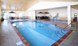 una gran piscina en una habitación de hotel en GrandStay Residential Suites Hotel Faribault, en Faribault