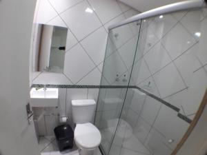 La salle de bains est pourvue de toilettes, d'un lavabo et d'un miroir. dans l'établissement RAFAELLO HOTEL, à São Borja