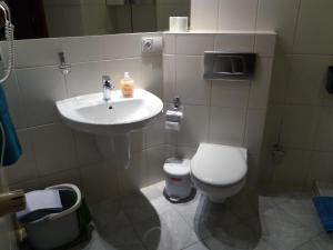ブワディスワボボにあるApartament Tomulaのバスルーム(トイレ、洗面台付)