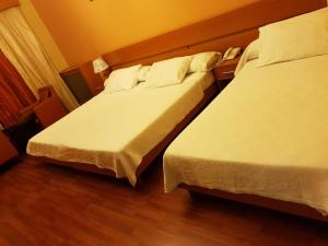 Letto o letti in una camera di Ahiram Hotel Byblos