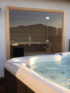 eine Whirlpool-Badewanne mit Blick auf ein Bad in der Unterkunft Baita Sorriso in Brunate