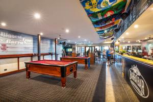 ein Restaurant mit zwei Tischtennisplatten und einer Bar in der Unterkunft Nightcap at Springwood Hotel in Springwood