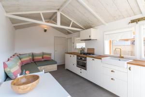 Kuchyň nebo kuchyňský kout v ubytování George's Lodges Renesse + 33 fotografií
