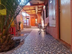 聖佩德羅·德·阿塔卡馬的住宿－圖雅斯托旅館，大楼里空着走廊,有长凳