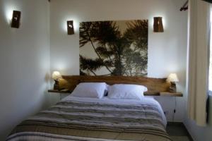 una camera da letto con un letto grande con due cuscini di Abrigo da Reserva a Santo Antônio do Pinhal