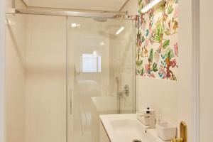 baño blanco con ducha y lavamanos en Estudio nuevo centro de Vigo, en Vigo