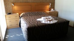 
A bed or beds in a room at Darling Junction motor inn
