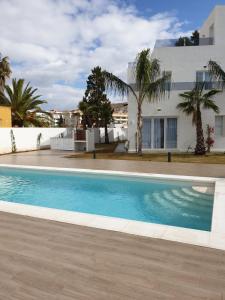 アロヨ・デ・ラ・ミエルにあるAMAZING VILLA By THE SEA BENALMADENAの家の前のプール