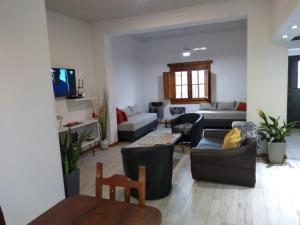 sala de estar con sofás y mesa en Casa confortable en Córdoba