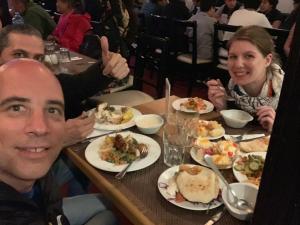 un gruppo di persone seduti a un tavolo con piatti di cibo di Maged Pyramids View Inn a Il Cairo