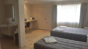 Postel nebo postele na pokoji v ubytování Biloela Palms Motor Inn
