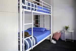 Postel nebo postele na pokoji v ubytování Spinners Hostel + 2 fotografie