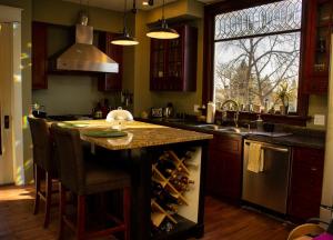 A kitchen or kitchenette at The Katherine Holle House